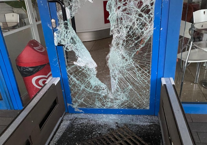 Spaccata al bar con un tombino: magro il bottino, prelevati 200 euro