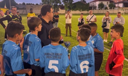 Mamme e papà scendono in campo accanto all’arbitro