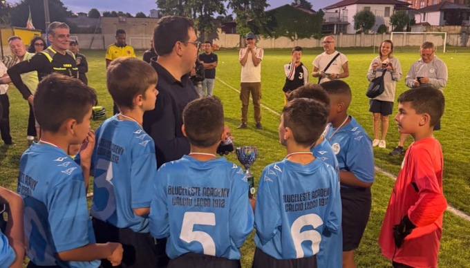 Mamme e papà scendono in campo accanto all’arbitro