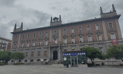 Giornata Mondiale della Croce Rossa, il Comune espone la bandiera e stasera si illumina