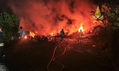 A fuoco rifiuti abbandonati in un campo