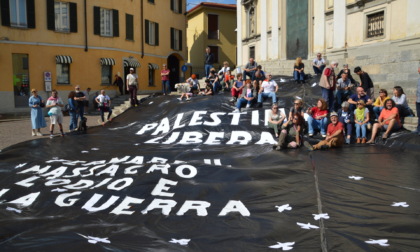 In cento in piazza per dire basta al massacro di Gaza