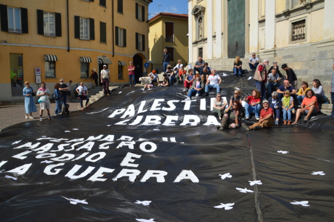 In cento in piazza per dire basta al massacro di Gaza