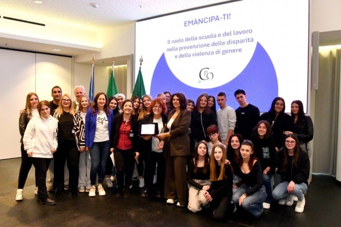 Violenza e parità di genere, premiato in Regione il video della Sacai