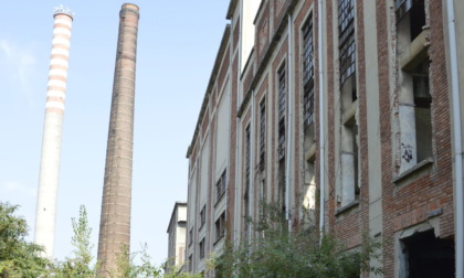 Ragazzini scalano una ciminiera della ex Snia alta decine di metri
