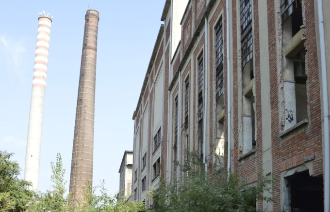 Ragazzini scalano una ciminiera della ex Snia alta decine di metri