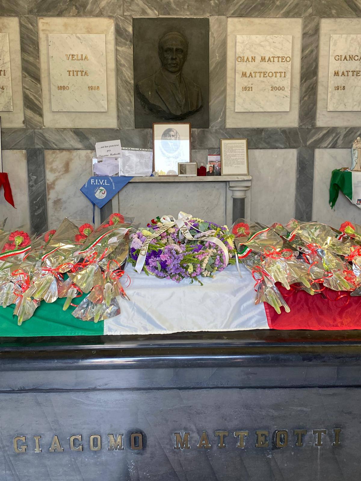 Garofani rossi sulla tomba di Matteotti