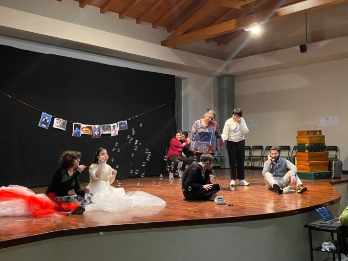 «Eccomi», sedici attori disabili si raccontano sul palco