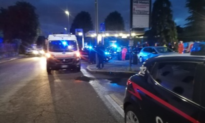 Litigano fuori dal bar: botte e minacce con un'accetta