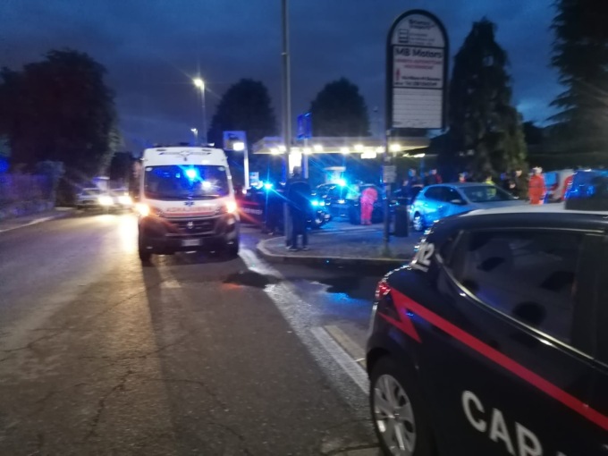 Litigano fuori dal bar: botte e minacce con un’accetta