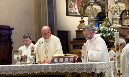 Il cardinale cileno Chomalì (che ha partecipato al conclave) in visita ad Arcore