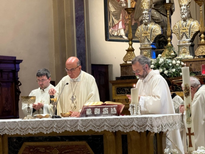 Il cardinale cileno Chomalì (che ha partecipato al conclave) in visita ad Arcore