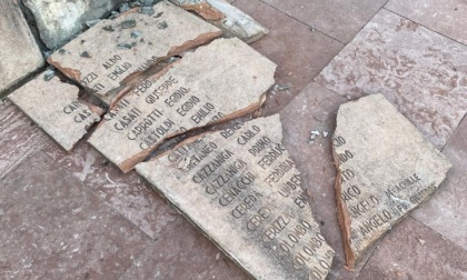 Alla fine i vandali hanno rotto la lastra nell'indifferenza