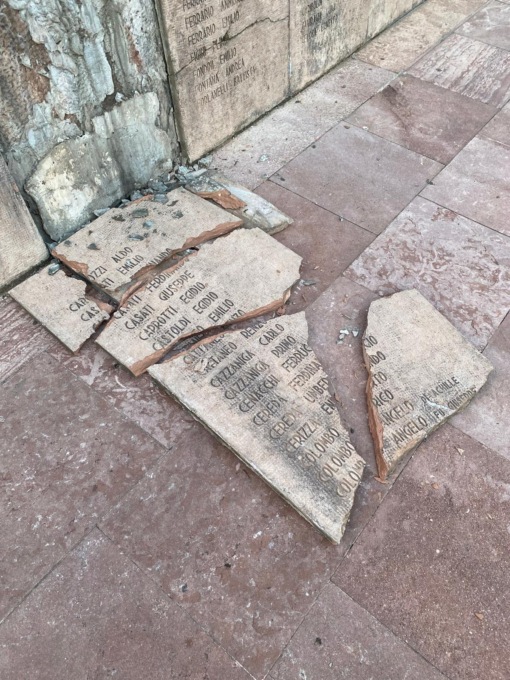 Alla fine i vandali hanno rotto la lastra nell’indifferenza