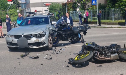 Grave incidente tra auto e moto, arriva l'elisoccorso