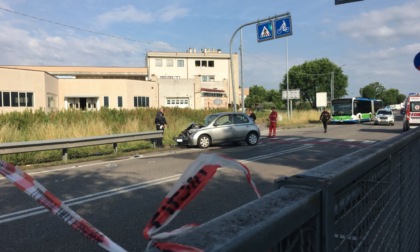 L'auto finisce contro il guardrail: morto un giovane di 20 anni