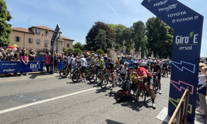 L'abbraccio di Biassono al Giro-E