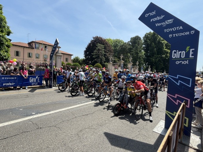 L’abbraccio di Biassono al Giro-E