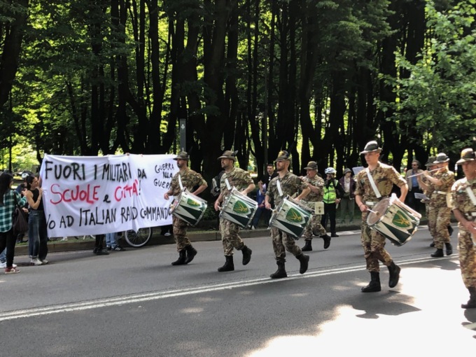 I militari sfilano tra applausi e contestazioni