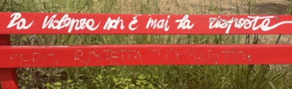 Il dettaglio del vandalismo alla panchina rossa di Caponago