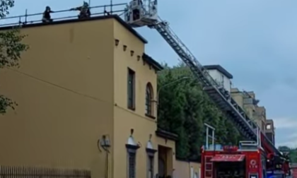 Fumo e fiamme: a fuoco il tetto di una palazzina