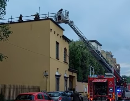 Fumo e fiamme: a fuoco il tetto di una palazzina
