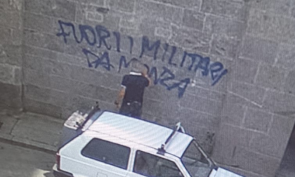 "Fuori i militari da Monza": Arengario imbrattato nella notte