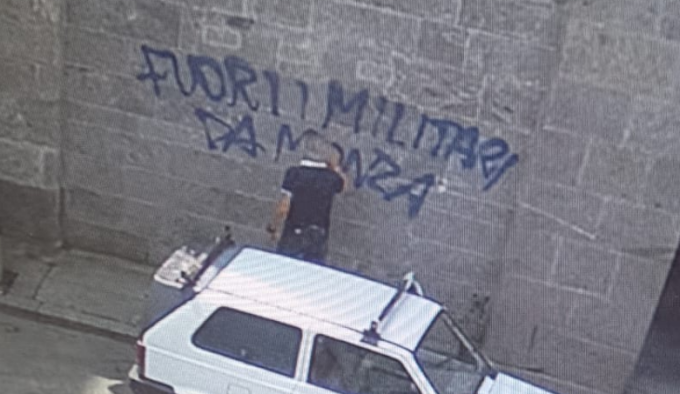 “Fuori i militari da Monza”: Arengario imbrattato nella notte