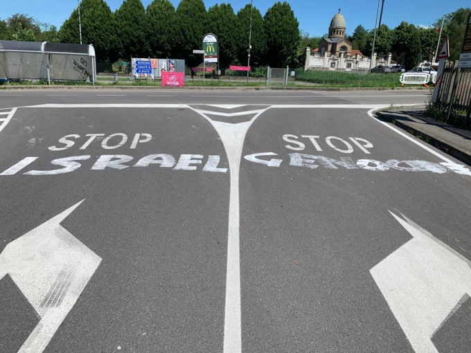 Scritte “Free Gaza” e “No Pedemontana” sulla strada dove passa il Giro d’Italia