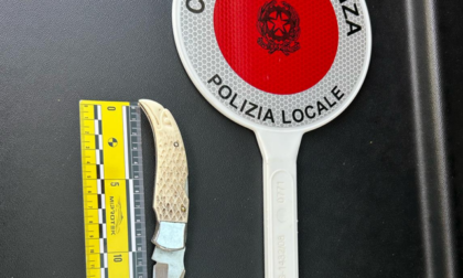 Occupano aree dismesse: denunciati gli abusivi (e uno è stato trovato con un coltello)
