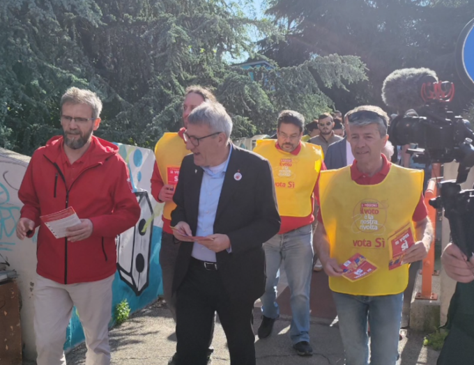Referendum, ai presìdi di volantinaggio c’è Maurizio Landini
