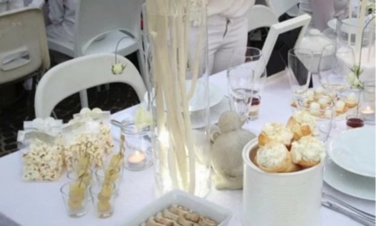 Vie e piazze del centro si "vestono" in bianco per una serata speciale