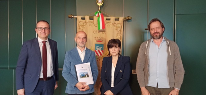 Si sta sempre più stretti: una “città piccola” con troppi abitanti