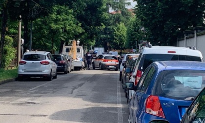 Infortunio mentre scarica degli infissi dal furgone: 31enne trasportato in ospedale