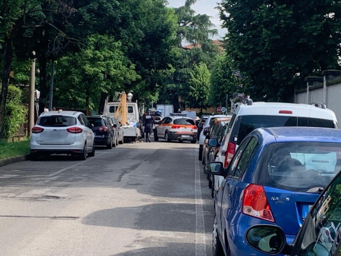 Infortunio mentre scarica degli infissi dal furgone: 31enne trasportato in ospedale