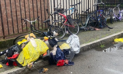 Rifiuti abbandonati sul marciapiede, trovato e multato il responsabile