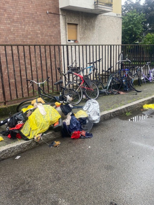 Rifiuti abbandonati sul marciapiede, trovato e multato il responsabile