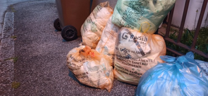 I sacchi con i pannolini sporchi? Restano per giorni sui marciapiedi