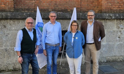 Opposizioni in piazza contro il sindaco: "Non è imparziale, rinunci al ruolo di presidente dell'aula"