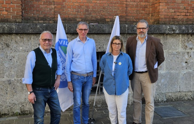 Opposizioni in piazza contro il sindaco: “Non è imparziale, rinunci al ruolo di presidente dell’aula”