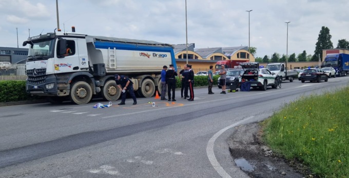 Ciclista investita da un camion: è gravissima