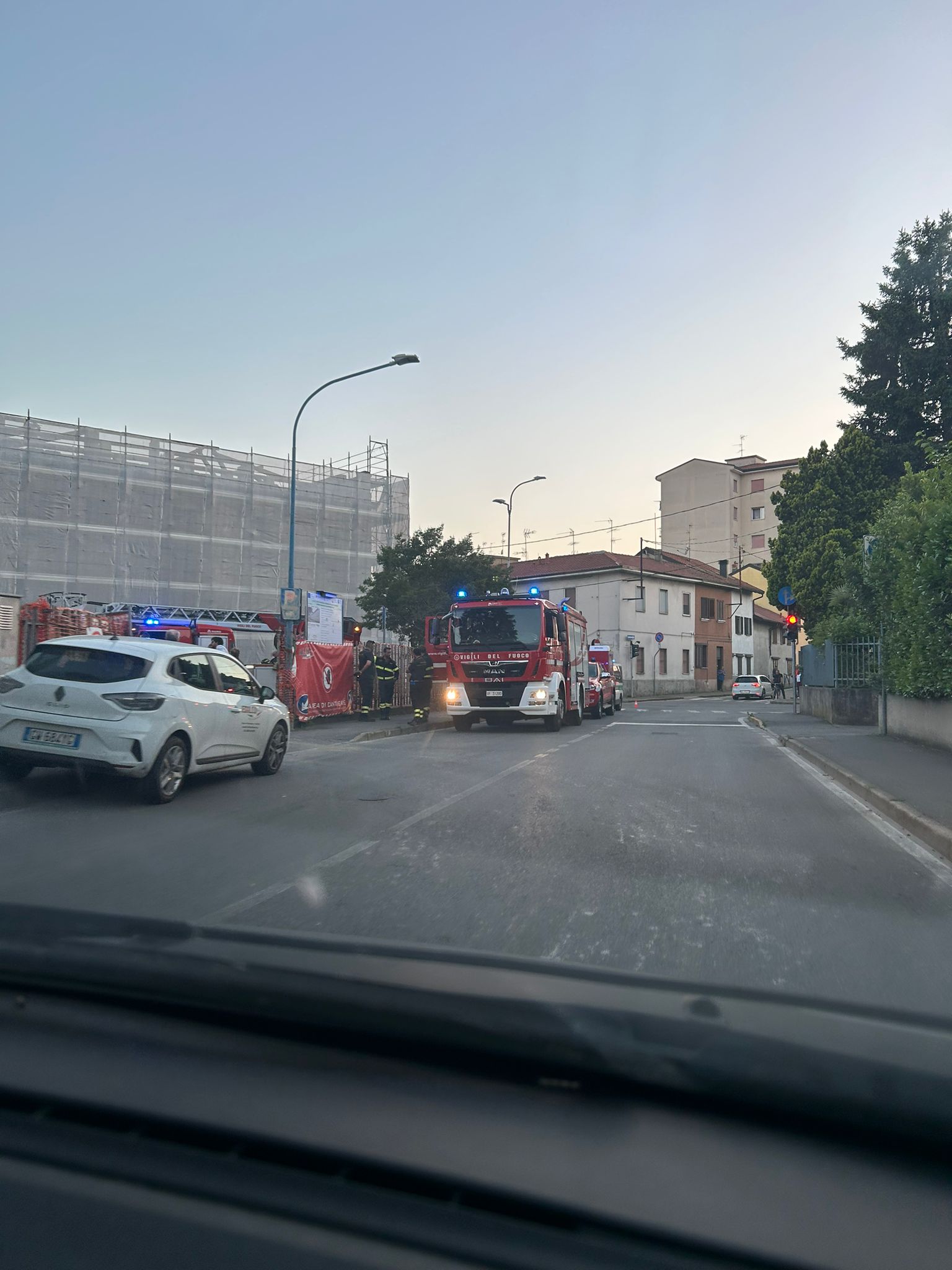 Agrate Brianza ex scuola primaria via Ferrario cantiere cede parte del tetto crollo
