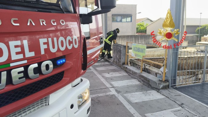 Incendio in discarica, intervengono i pompieri