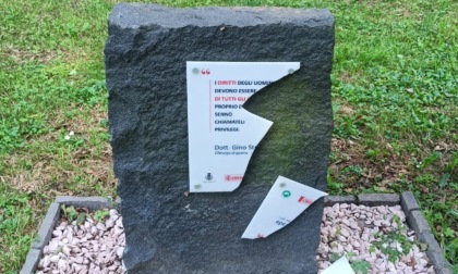 Vandali scatenati: danneggiata anche la stele di Gino Strada