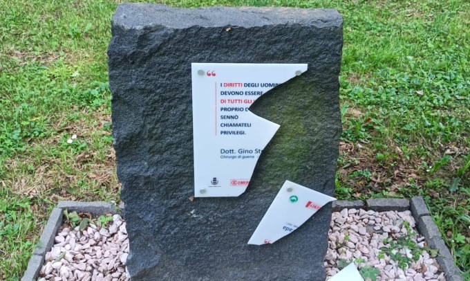 Vandali scatenati: danneggiata anche la stele di Gino Strada
