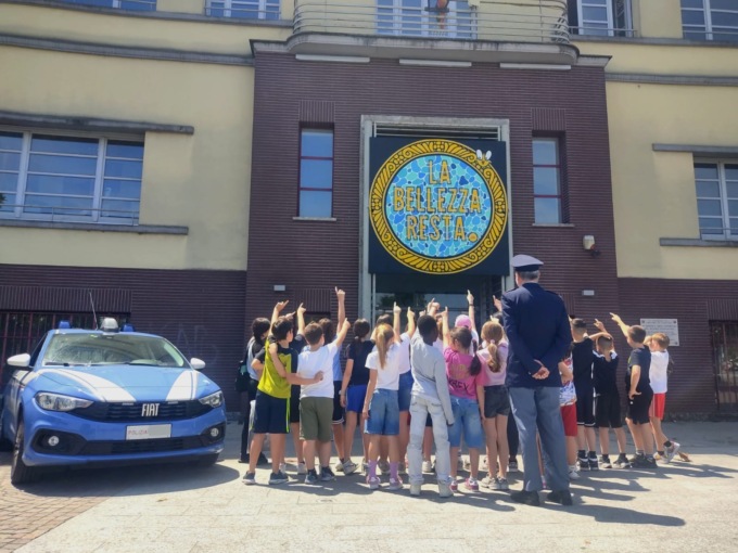 Gli studenti ricevono il premio del concorso “PretenDiamo Legalità” e imparano a usare l’app Youpol