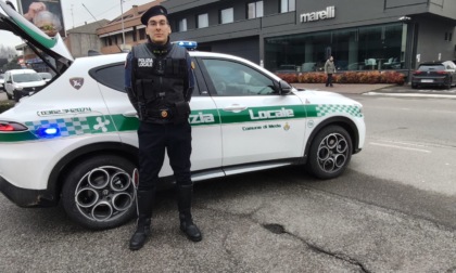 Fermati tre cinesi irregolari in auto: spunta un coltello e il conducente non aveva mai preso la patente