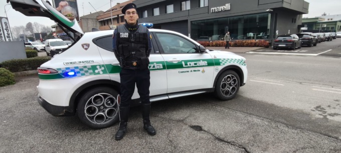 Fermati tre cinesi irregolari in auto: spunta un coltello e il conducente non aveva mai preso la patente