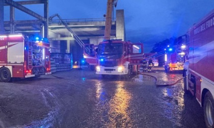 Divampa un incendio sul tetto a causa di un fulmine