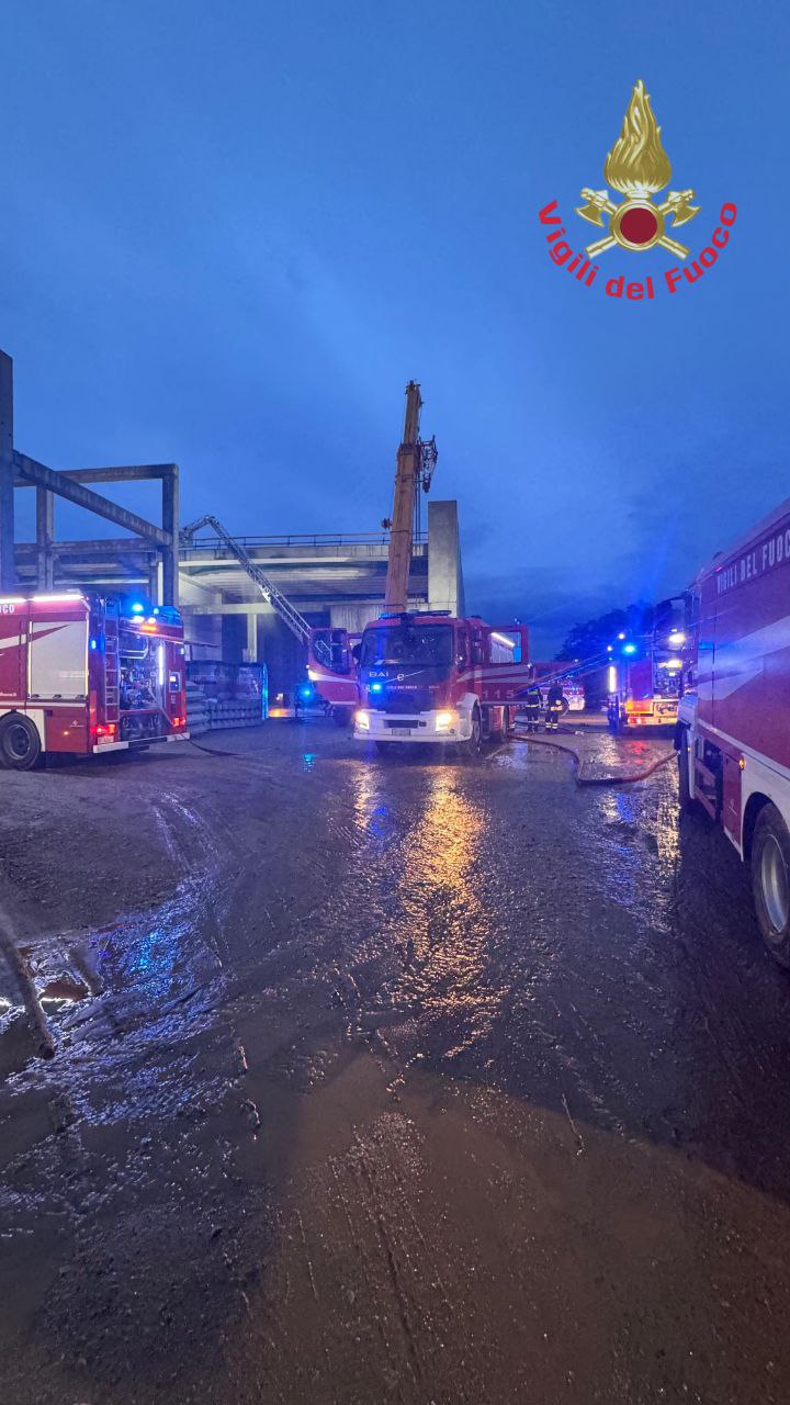 Monza incendio rogo via Pompei causato da un fulmine vigili del fuoco